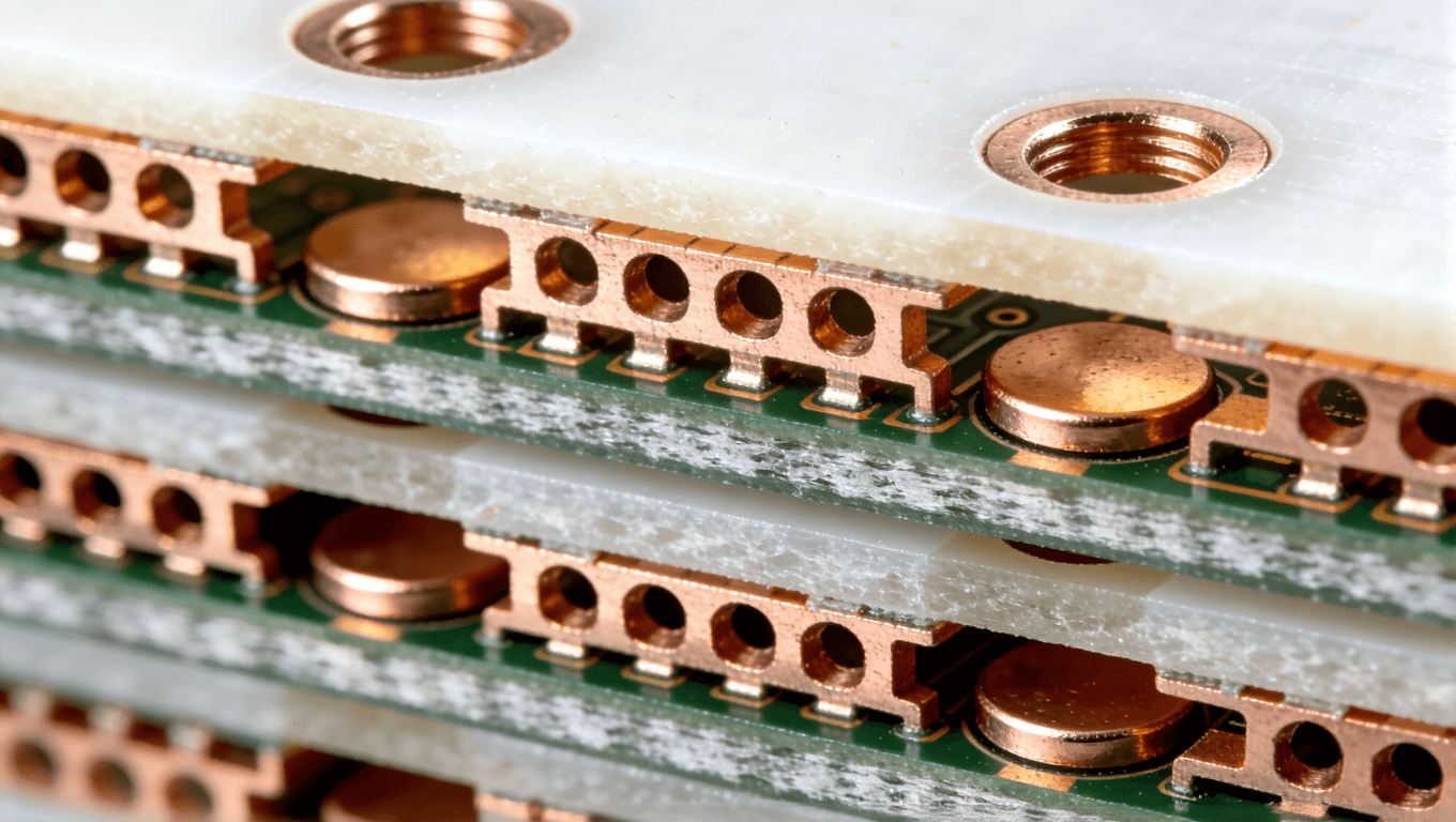 混壓多層高頻PCB橫截面結(jié)構(gòu)視圖，展示混合材料堆疊