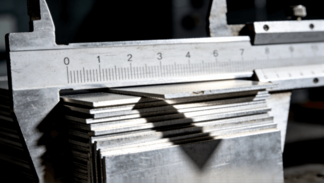 微距攝影展示鋁基板厚度公差，卡尺測量下參差交錯(cuò)，側(cè)光凸顯縫隙與陰影